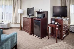 米尔福德DoubleTree by Hilton Boston-Milford的带电视和客厅的酒店房间