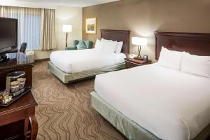 DoubleTree by Hilton Boston-Milford的电视和/或娱乐中心