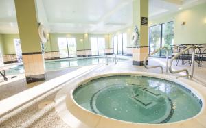 een hot tub in het midden van een zwembad bij Hampton by Hilton Brattleboro in Brattleboro