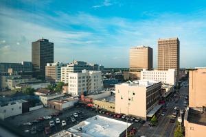 una vista aérea de una ciudad con edificios altos en Hilton Baton Rouge Capitol Center, en Baton Rouge