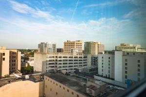 uma vista para uma cidade com edifícios altos em Hilton Baton Rouge Capitol Center em Baton Rouge