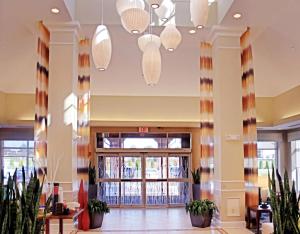 un vestíbulo con macetas y lámparas de araña en Hilton Garden Inn Aberdeen, en Aberdeen