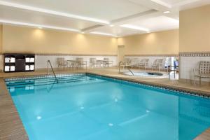 a large swimming pool in a hotel room at Hilton Garden Inn Bartlesville in Bartlesville