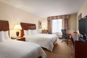 Un pat sau paturi într-o cameră la Hilton Garden Inn Bartlesville