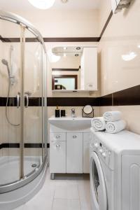 een badkamer met een wasmachine en een wastafel bij GA - Bright and Stylish Apartment in the Center - Plac Konstytucji in Warschau
