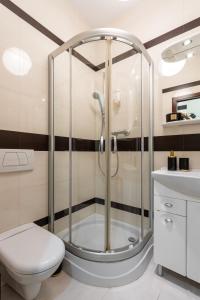 een badkamer met een douche, een toilet en een wastafel bij GA - Bright and Stylish Apartment in the Center - Plac Konstytucji in Warschau
