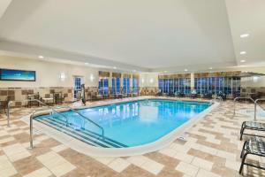 - une grande piscine dans une chambre d'hôtel dans l'établissement Homewood Suites by Hilton Buffalo-Amherst, à Amherst