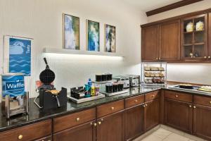 eine Küche mit Theke und Kaffeemaschine in der Unterkunft Homewood Suites by Hilton Buffalo-Amherst in Amherst