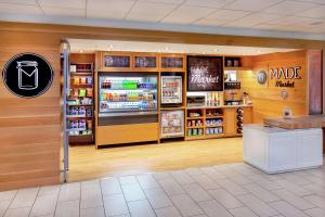 una tienda de comestibles con nevera y barra en DoubleTree by Hilton Columbia, en Columbia