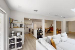 un soggiorno con divano bianco e una cucina di Modern Oasis a Sarasota