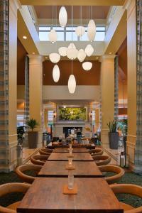 uma grande sala de conferências com uma mesa longa e cadeiras em Hilton Garden Inn Columbia em Columbia