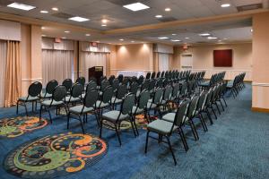 uma sala de conferências com cadeiras e um pódio em Hilton Garden Inn Columbia em Columbia