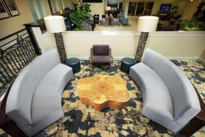 un vestíbulo con sofás y una mesa en una habitación en DoubleTree by Hilton Hotel Columbia, en Columbia