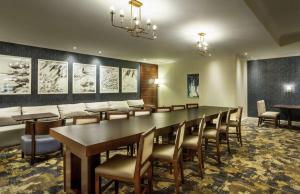 uma sala de jantar com uma mesa longa e cadeiras em DoubleTree by Hilton Hotel Columbia em Columbia