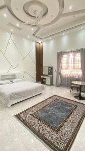 Al Saad chalet في الشرقية: غرفة نوم مع سرير وسجادة على الأرض