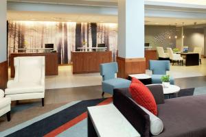 Zona d'estar a DoubleTree by Hilton Hotel and Conference Center Chicago North Shore