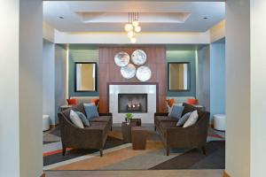 Posezení v ubytování DoubleTree by Hilton Hotel and Conference Center Chicago North Shore