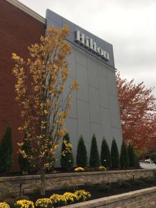 un edificio hilton con un árbol delante de él en Hilton Akron/Fairlawn, en Fairlawn
