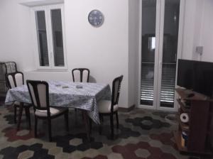 ein Esszimmer mit einem Tisch, Stühlen und einem TV in der Unterkunft lunigiana vacanze al campogrande in Varano