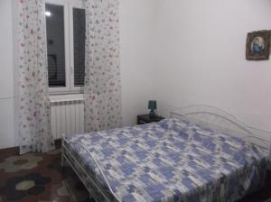 a bedroom with a bed and a window at lunigiana vacanze al campogrande in Varano