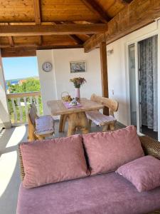 - un salon avec un canapé et une table dans l'établissement Joyful apartments with beautiful view, à Privlaka