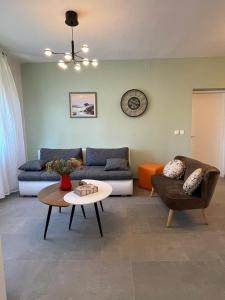 ein Wohnzimmer mit einem Sofa und einem Tisch in der Unterkunft Joyful apartments with beautiful view in Privlaka