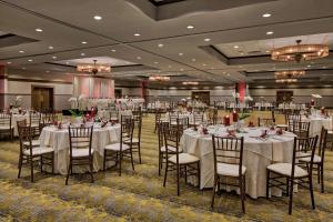 una sala banchetti con tavoli e sedie bianchi di DoubleTree by Hilton Libertyville-Mundelein a Mundelein