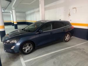 un coche azul está aparcado en un garaje en El rincón de Julia, en Salamanca