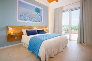 1 dormitorio con cama y ventana grande en Le Monachelle Luxury, en Éboli