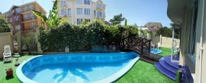 una pequeña piscina con un tobogán en el patio trasero en Hotel Marmaris, en Adler