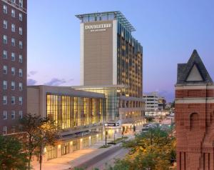 una rappresentazione di un edificio in una città di DoubleTree by Hilton Hotel Cedar Rapids Convention Complex a Cedar Rapids