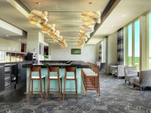 Zona de lounge sau bar la DoubleTree by Hilton Hotel Cedar Rapids Convention Complex