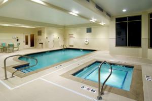 una gran piscina cubierta en una habitación de hotel con piscina en Hilton Garden Inn Cleveland East / Mayfield Village, en Mayfield