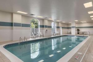 Swimmingpoolen hos eller tæt på Embassy Suites by Hilton Cleveland Rockside