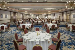 Εστιατόριο ή άλλο μέρος για φαγητό στο Embassy Suites by Hilton Cleveland Rockside +37 φωτογραφίες