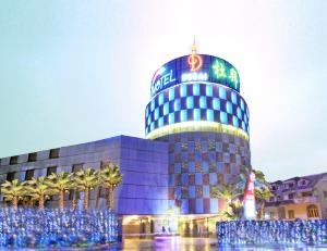un bâtiment avec des lumières de Noël devant lui dans l'établissement Dubai Motel, à Yilan