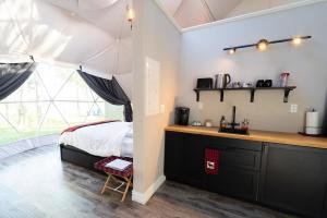 Postel nebo postele na pokoji v ubytování Gravity Luxury Domes