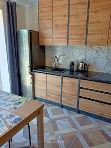 una cocina con fregadero y frigorífico en Dom JAMAR - apartamenty, en Jastrzębia Góra