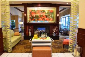 una hall con un camino e un tavolo con sopra delle bevande di Hilton Garden Inn Columbus/Polaris a Columbus