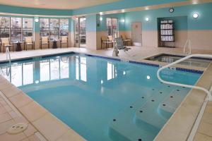 - une grande piscine dans une chambre d'hôtel dans l'établissement Hilton Garden Inn Columbus/Polaris, à Columbus