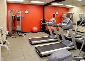 una palestra con tapis roulant e macchine in una stanza di Hilton Garden Inn Columbus/Polaris a Columbus