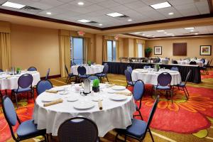 una sala banchetti con tavoli e sedie con tovaglia bianca di Hilton Garden Inn Columbus/Polaris a Columbus