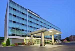 un edificio de oficinas con muchas ventanas en Doubletree by Hilton Newark, en Newark