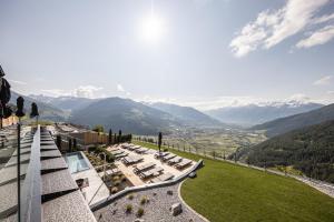 vistas a las montañas desde el techo de un edificio en DAS GERSTL Alpine Retreat, en Malles Venosta
