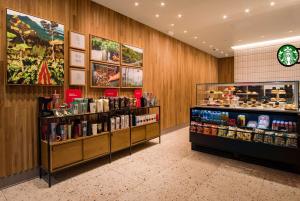 una tienda de comestibles con dos estanterías de productos en Doubletree by Hilton Newark, en Newark