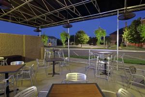 Restoran või mõni muu söögikoht majutusasutuses Doubletree by Hilton Newark