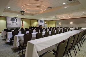 uma sala de conferências com fileiras de mesas e cadeiras em Doubletree by Hilton Newark em Newark