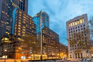 un groupe de grands bâtiments dans une ville la nuit dans l'établissement DoubleTree Suites by Hilton Hotel Columbus Downtown, à Columbus