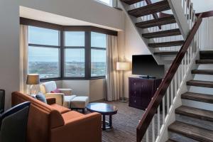 Habitación de hotel con escalera y sala de estar. en DoubleTree Suites by Hilton Hotel Columbus Downtown, en Columbus
