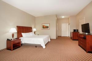 Säng eller sängar i ett rum på Hilton Garden Inn Casper